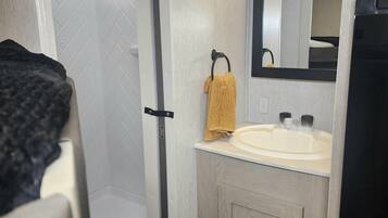 Douche, serviettes fournies, savon, shampoing