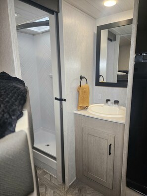 Dusj, håndklær, såpe og sjampo