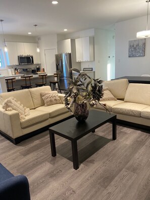 Living area - 5 Bedroom, 2 kitchen FRESH home (Winnipeg)