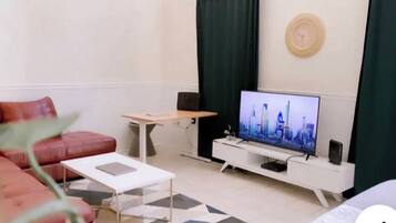 Smart-tv, een open haard en boeken