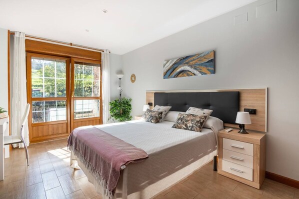 3 bedrooms, iron/ironing board, travel crib, free WiFi