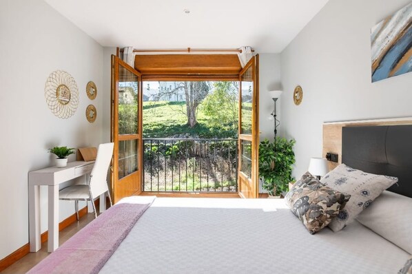 3 dormitorios, tabla de planchar con plancha, cuna de viaje