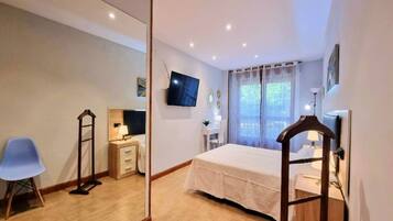 3 habitaciones, tabla de planchar con plancha y cuna de viaje