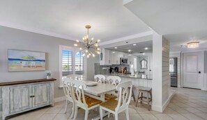 Dining - Destin Towers 33 | Beachfront | Pool & Tennis Courts | FREE Excursions ☀️ (Destin)