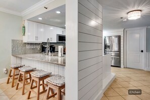 Fridge, microwave, oven, stovetop - 👙🩴 Destin Towers 33 | Beachfront | Pool | Tennis Courts | Free Excursions (Destin)