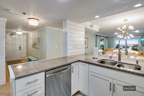 Interior - 👙🩴 Destin Towers 33 | Beachfront | Pool | Tennis Courts | Free Excursions (Destin)