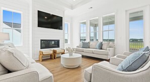 Smart-tv en een open haard