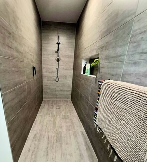 Douche, sèche-cheveux, serviettes fournies, papier toilette
