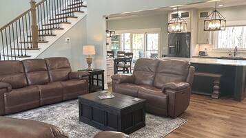 TV connectée, cheminée, table de tennis de table, livres