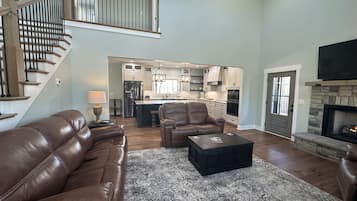 TV connectée, cheminée, table de tennis de table, livres