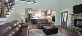 Holliday Inn, The Pines - Spacious and Luxurious 4 Bedroom Lake Home Sleeps 12