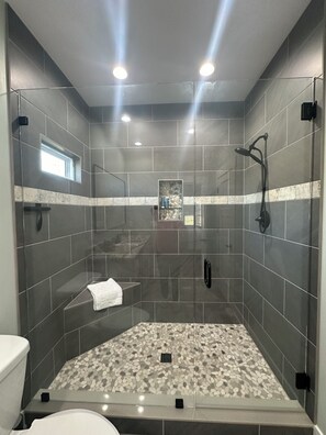 Een douche, een haardroger, handdoeken, zeep