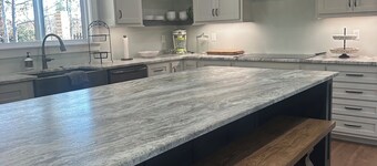 Holliday Inn, The Pines - Spacious and Luxurious 4 Bedroom Lake Home Sleeps 12