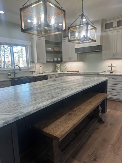 Holliday Inn, The Pines - Spacious and Luxurious 4 Bedroom Lake Home Sleeps 12