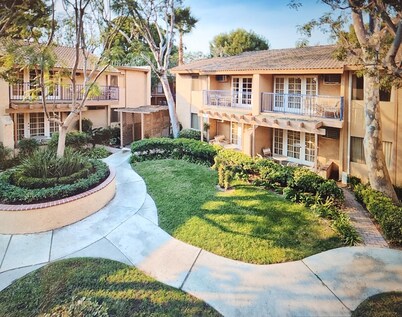 Charming 2-bedroom hotel suite next to Disneyland in marvelous Anaheim