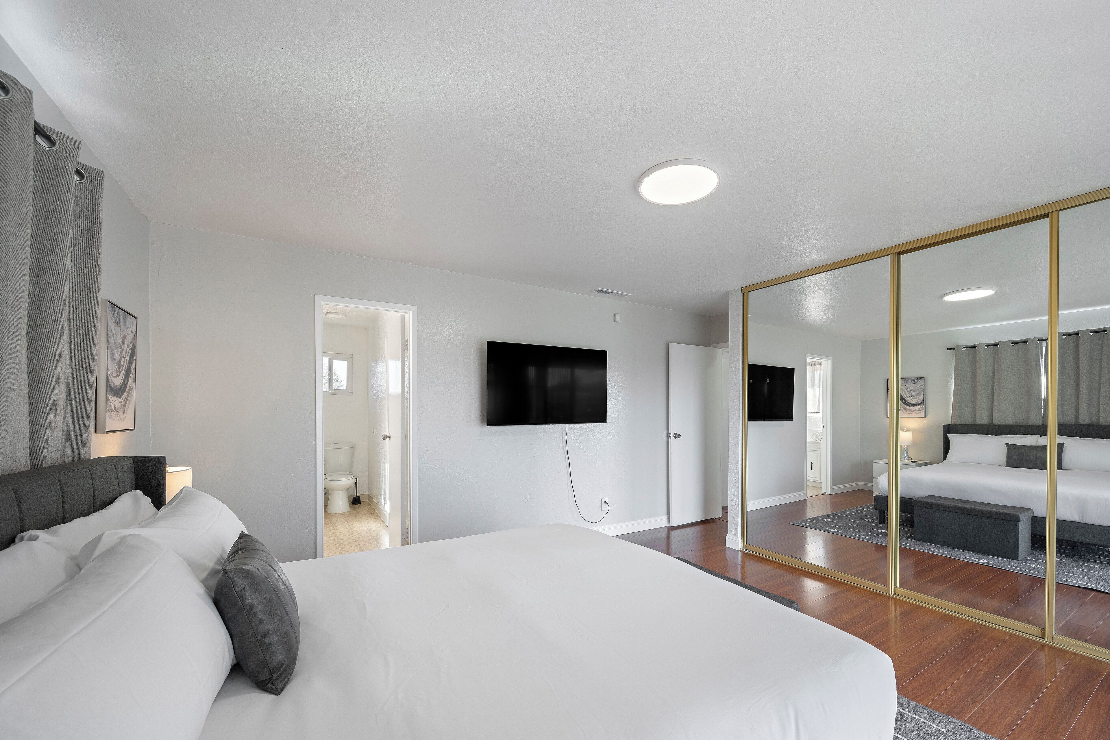 5 Schlafzimmer, Schreibtisch, Bügeleisen/Bügelbrett, kostenloses WLAN