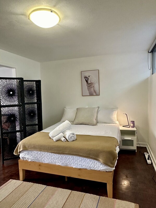 1 habitación, tabla de planchar con plancha, wifi gratis y ropa de cama