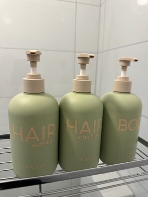 Secador de pelo, toallas