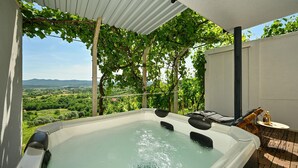 A hot tub with a view of a vineyard and mountains. - 1 bedroom beautiful home in Remetinec (Remetinec)