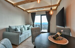 Smart TV, fireplace, stereo