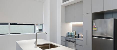 Geladeira, micro-ondas, fogão, cooktop