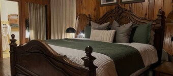 Spacious 5-bedroom house in charming Lubbock with WiFi and AC