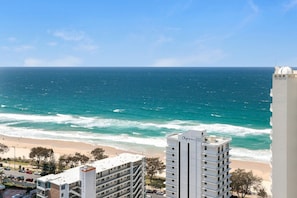 A high-rise hotel overlooking a beach with ocean views. - Cozy Ocean View Hotel Room丨Sleeps 4丨2 Double-Bed (Surfers Paradise)