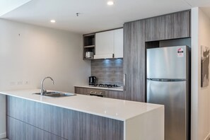 Réfrigérateur, four à micro-ondes, un four, surface de cuisson