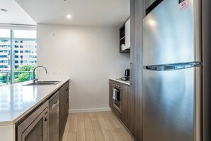 Frigorífico, microondas, horno y placa de cocina