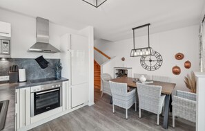 Geladeira, micro-ondas, cooktop, lava-louças