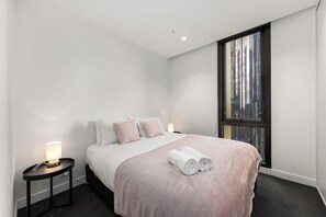 2 bedrooms, desk, iron/ironing board, WiFi - 5 Min to State Library: High-Rise Modern 2Bedroom (Melbourne)