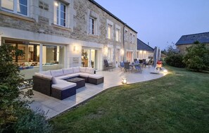 Outdoor dining - Pet friendly home in Flaignes-Havys with WiFi (Flaignes-Havys)