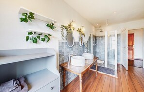 Shower, hair dryer - Pet friendly home in Flaignes-Havys with WiFi (Flaignes-Havys)