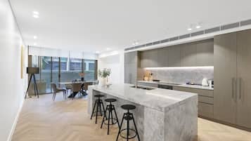 雪櫃、微波爐、焗爐、爐具