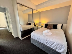 2 chambres, fer et planche à repasser, Wi-Fi, draps fournis
