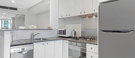 Geladeira, micro-ondas, fogão, cooktop