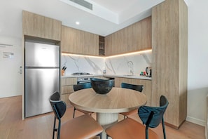 Réfrigérateur, four à micro-ondes, un four, surface de cuisson