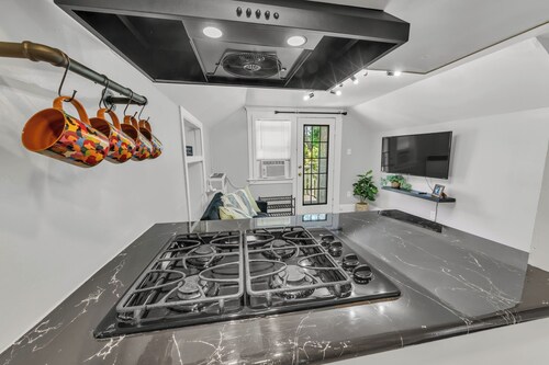 Charming 2-bedroom duplex apt with WiFi, AC in peaceful Oak Park Sacramento