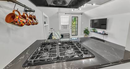 Charming 2-bedroom duplex apt with WiFi, AC in peaceful Oak Park Sacramento