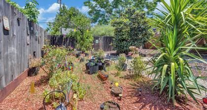 Charming 2-bedroom duplex apt with WiFi, AC in peaceful Oak Park Sacramento
