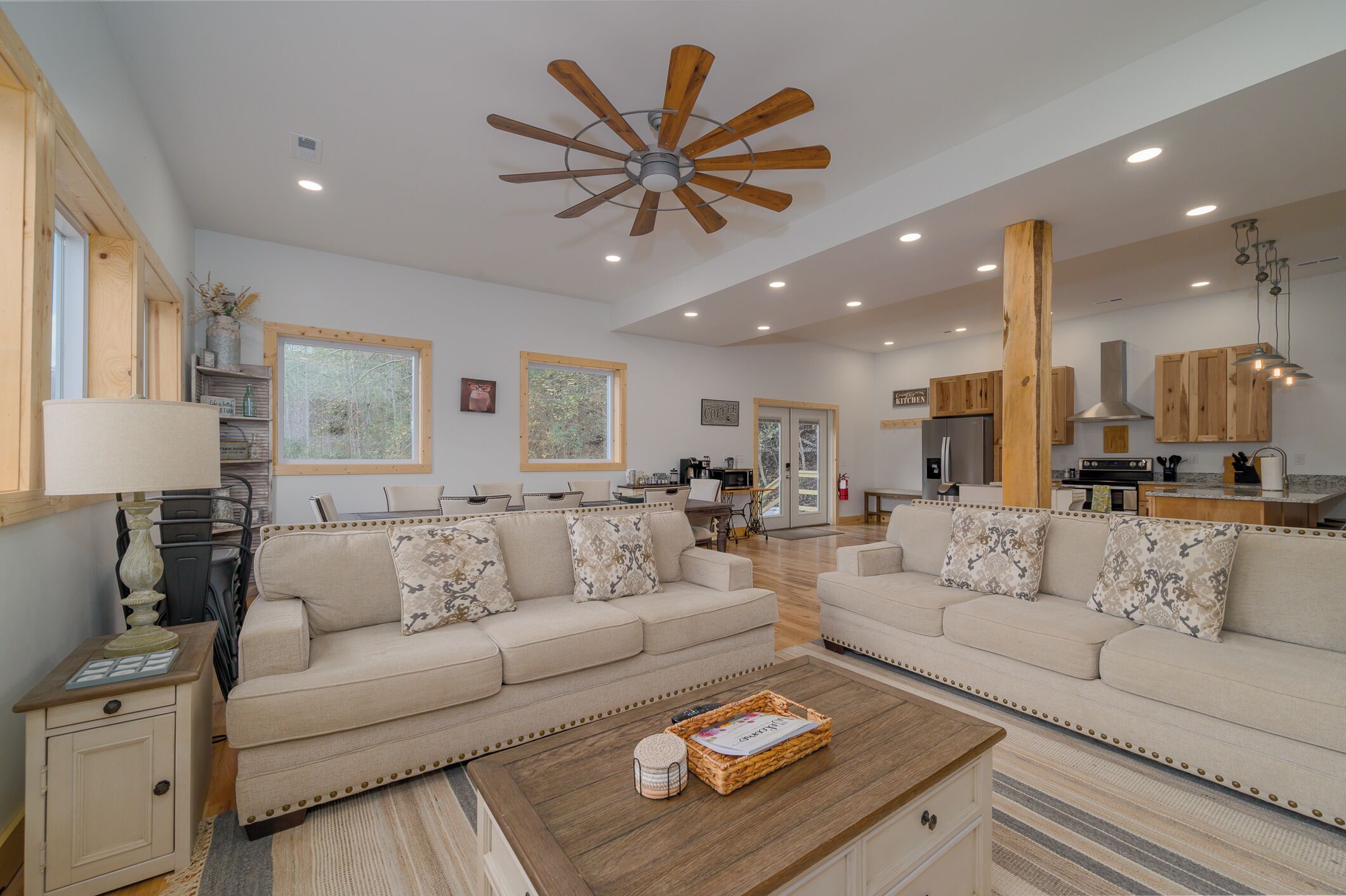 智能電視、足球機、書籍