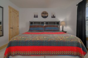 5 chambres, bureau, fer et planche à repasser, lit parapluie