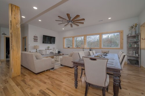 Waldens Creek Hideaway on the farm with theater room and hot tub.