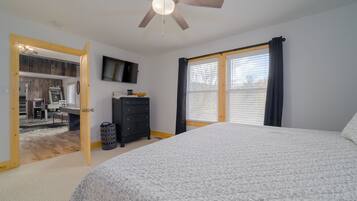 5 bedrooms, desk, iron/ironing board, travel crib