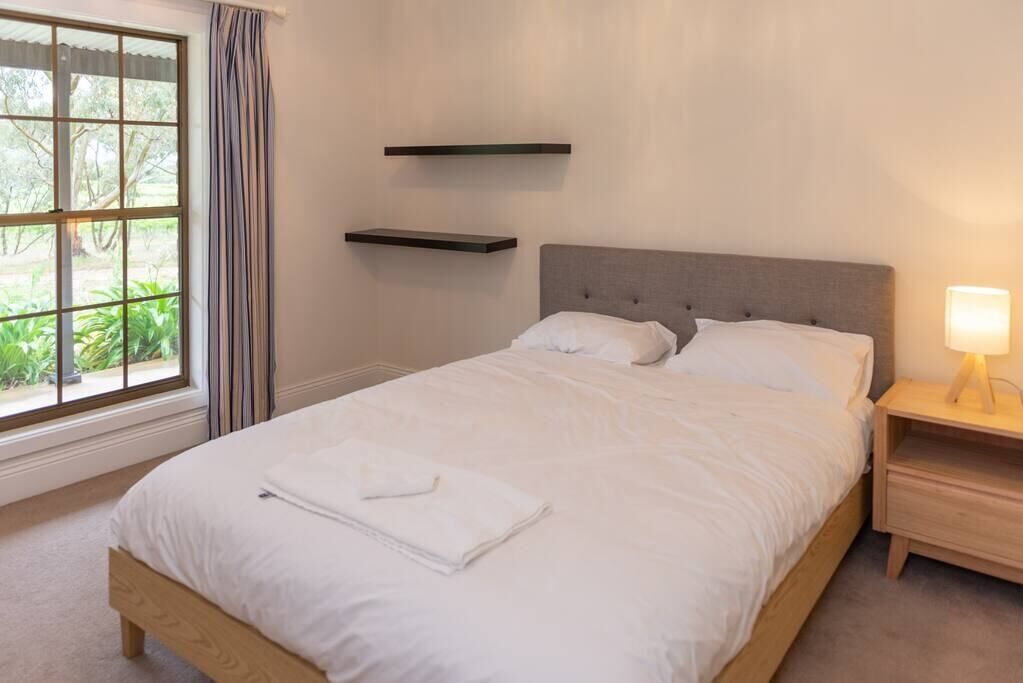 5 bedrooms, iron/ironing board, WiFi, bed sheets