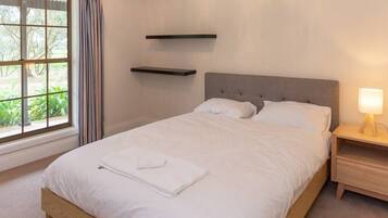 5 bedrooms, iron/ironing board, WiFi, bed sheets