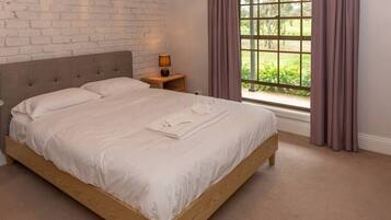 5 bedrooms, iron/ironing board, WiFi, bed sheets