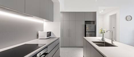 Geladeira, micro-ondas, fogão, cooktop