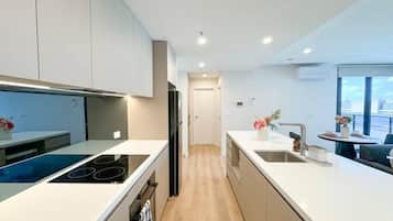 Kylskåp, mikrovågsugn, ugn och spishäll