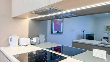 Een koelkast, een magnetron, een oven, een kookplaat
